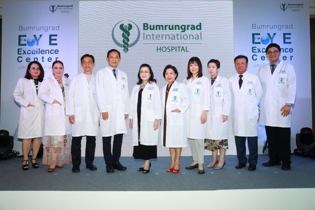 Bumrungrad International Hospital หมอรักษาตา ตรวจเช็คสภาพตาทุกเคสที่เป็นปัญหา